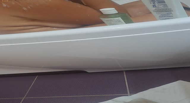 Cine-mi spală sfarcurile mele mari și negre?