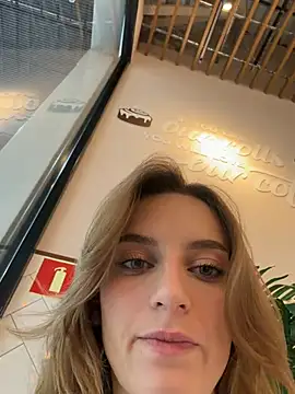 Foto porno -AngelAri- descoperita pe video chat pe KUR.ro