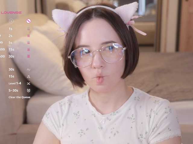 Foto porno -FemaleEssence- ne arata tot la camera pe KUR.ro