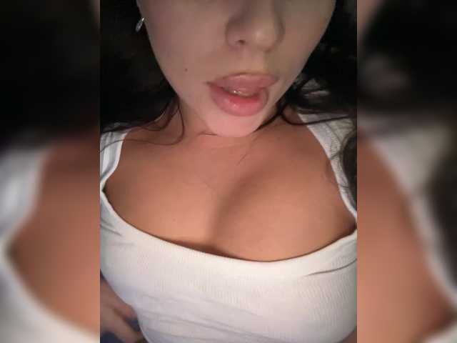 -Hennessy- se dezbraca la web pe BongaCams