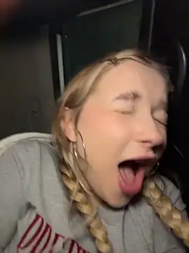 Foto porno Discutii intime cu -teenytiny- pe KUR.ro