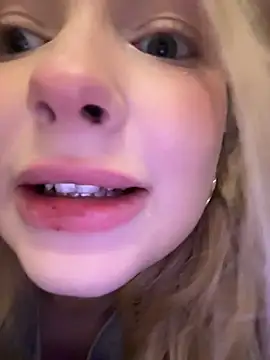 Foto porno Discutii intime cu -teenytiny- pe KUR.ro