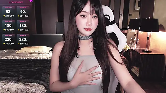 Foto porno Alice-777 se dezbraca la web pe StripChat pe KUR.ro