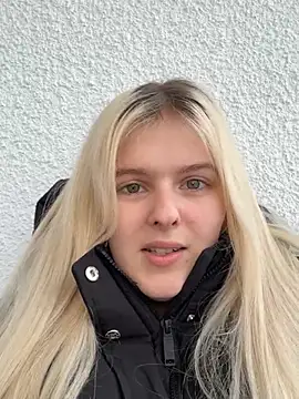 Foto porno Allylove03 descoperita pe video chat pe KUR.ro