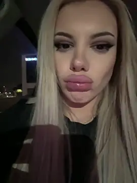 Foto porno AlyssaFoxx_ ne arata tot la camera pe KUR.ro