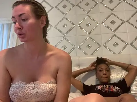 Foto porno Alyssa_rhoades ne arata tot la camera pe KUR.ro
