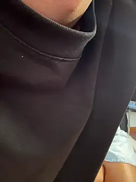 Foto porno AndresXXXSHOWS se dezbraca la web pe StripChat pe KUR.ro