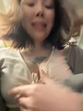 Foto porno Asian_Asami descoperita pe video chat pe KUR.ro