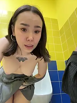 Foto porno Asian_Asami descoperita pe video chat pe KUR.ro