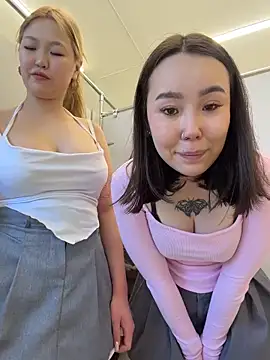 Foto porno Asian_Asami descoperita pe video chat pe KUR.ro
