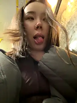 Foto porno Asian_Asami descoperita pe video chat pe KUR.ro