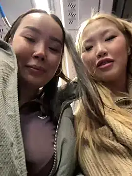 Foto porno Asian_Asami descoperita pe video chat pe KUR.ro