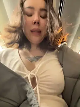 Foto porno Asian_Asami descoperita pe video chat pe KUR.ro