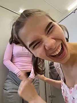 Foto porno Asian_Asami descoperita pe video chat pe KUR.ro