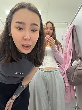 Foto porno Asian_Asami descoperita pe video chat pe KUR.ro