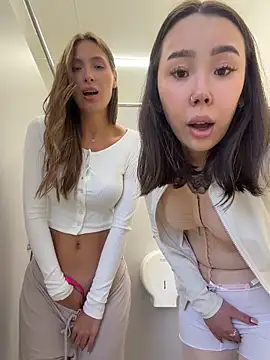 Foto porno Asian_Asami descoperita pe video chat pe KUR.ro