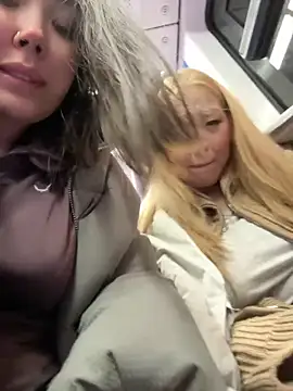 Foto porno Asian_Asami descoperita pe video chat pe KUR.ro