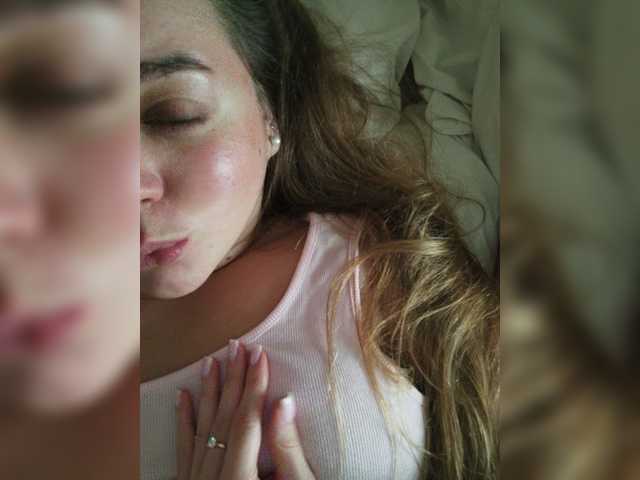 Foto porno Bonne-Aurore ne arata tot la camera pe KUR.ro