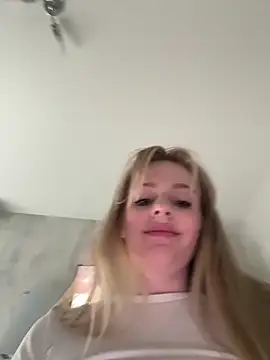 Foto porno CaseyCumFace ne arata tot la camera pe KUR.ro