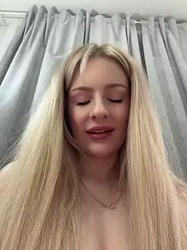 Foto porno CaseyCumFace ne arata tot la camera pe KUR.ro