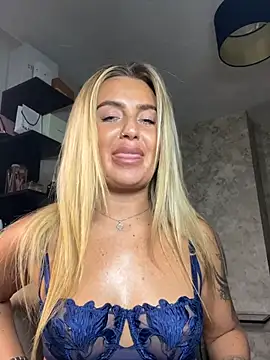 Album foto porno CharlottemilfUKx ne arata tot la camera