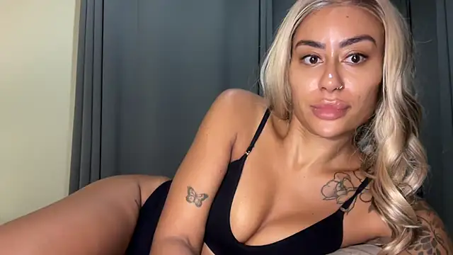 Foto porno CoCo-Queen se dezbraca la web pe StripChat pe KUR.ro
