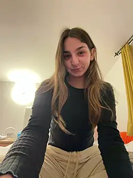 Foto porno DoriDelux66 se dezbraca la web pe StripChat pe KUR.ro