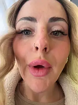 Foto porno Ce sexy este EmaSalis pe KUR.ro