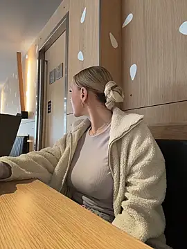 Foto porno Ce sexy este EmaSalis pe KUR.ro