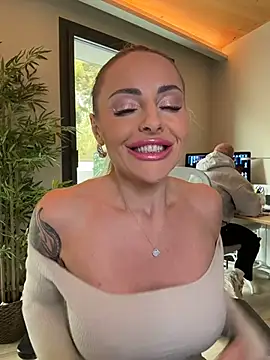 Foto porno Ce sexy este EmaSalis pe KUR.ro