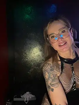 Foto porno Etwas_neugierig ne arata tot la camera pe KUR.ro
