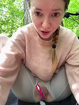 Foto porno FayeFlame se dezbraca la web pe StripChat pe KUR.ro