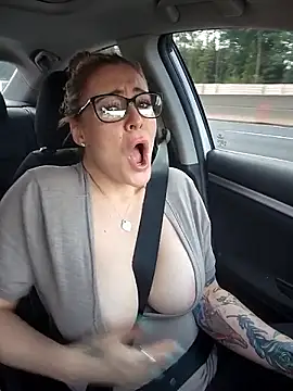 Sex online cu HollyTattoo
