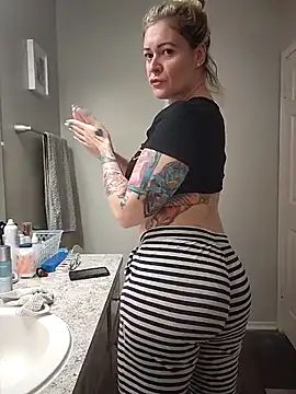 Foto porno Sex online cu HollyTattoo pe KUR.ro
