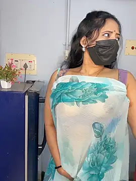 Foto porno Hot-Haney77 ne arata tot la camera pe KUR.ro