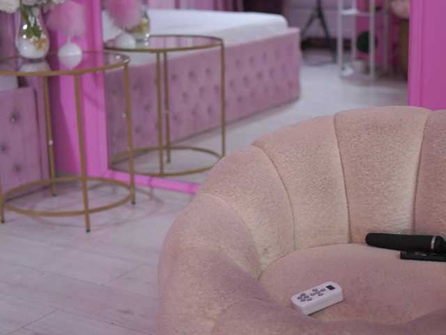 Foto porno LaraBrynn se dezbraca la web pe BongaCams pe KUR.ro