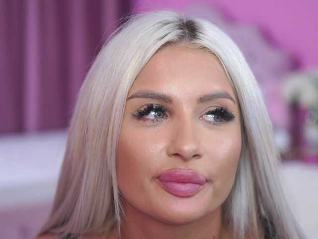 Foto porno LaraBrynn se dezbraca la web pe BongaCams pe KUR.ro