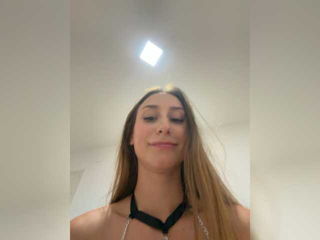 Layla69 ne arata tot la camera