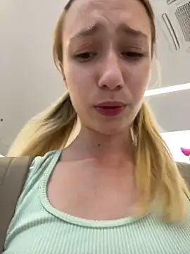 Foto porno Lia__Love ne arata tot la camera pe KUR.ro