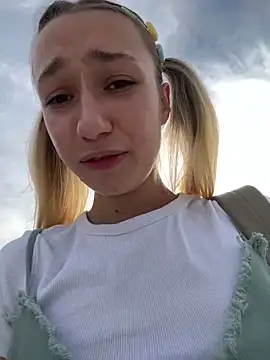 Foto porno Lia__Love ne arata tot la camera pe KUR.ro