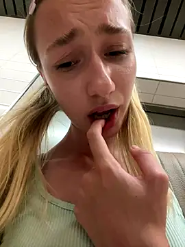 Foto porno Lia__Love ne arata tot la camera pe KUR.ro