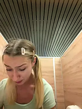 Foto porno Lia__Love ne arata tot la camera pe KUR.ro