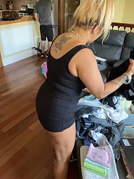 Foto porno LittleMissEeve ne arata tot la camera pe KUR.ro