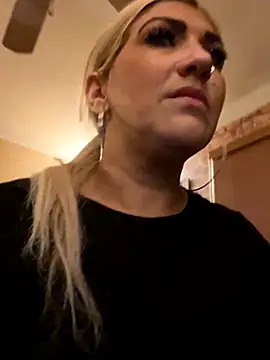 Foto porno LittleMissEeve ne arata tot la camera pe KUR.ro