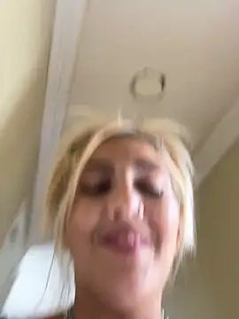 Foto porno LittleMissEeve ne arata tot la camera pe KUR.ro