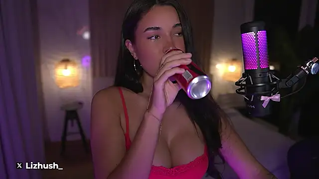 Foto porno Lizhush_ descoperita pe video chat pe KUR.ro