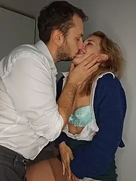 Foto porno Lovebackground ne arata tot la camera pe KUR.ro