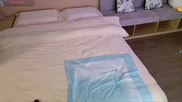 Foto porno Lucky-baby ne arata tot la camera pe KUR.ro