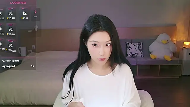 Foto porno Lucky-baby ne arata tot la camera pe KUR.ro