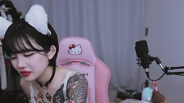 Foto porno MISA_02 se dezbraca la web pe StripChat pe KUR.ro